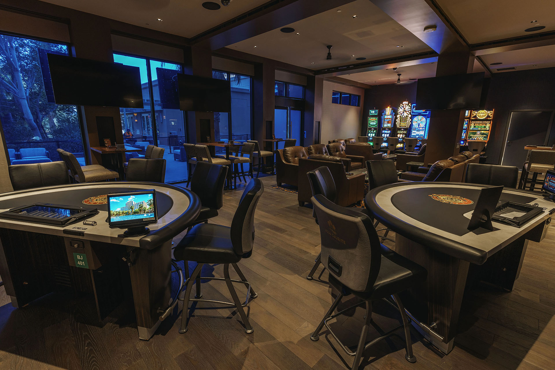 pivat-cigar-lounge-casino-tables