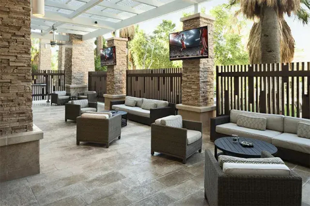 pivat-cigar-lounge-patio